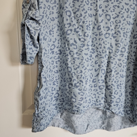 Philosophy Cheetah Animal Print Blue Chambray Blouse Women's Size Large - Picture 5 of 8